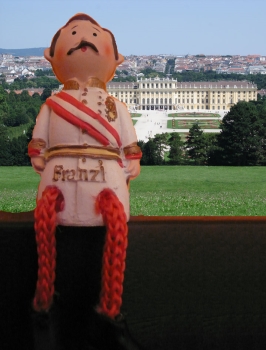 Franzl Franz in front of Palace Schönbrunn